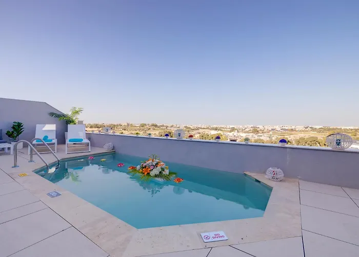 Salmar Court Holiday Apartments With Pool