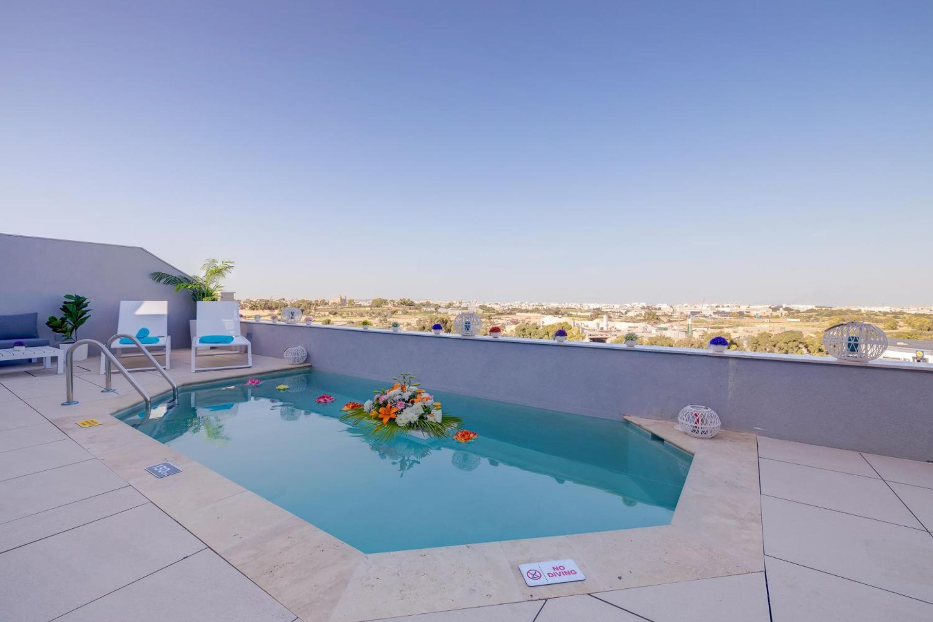 Salmar Court With Pool *