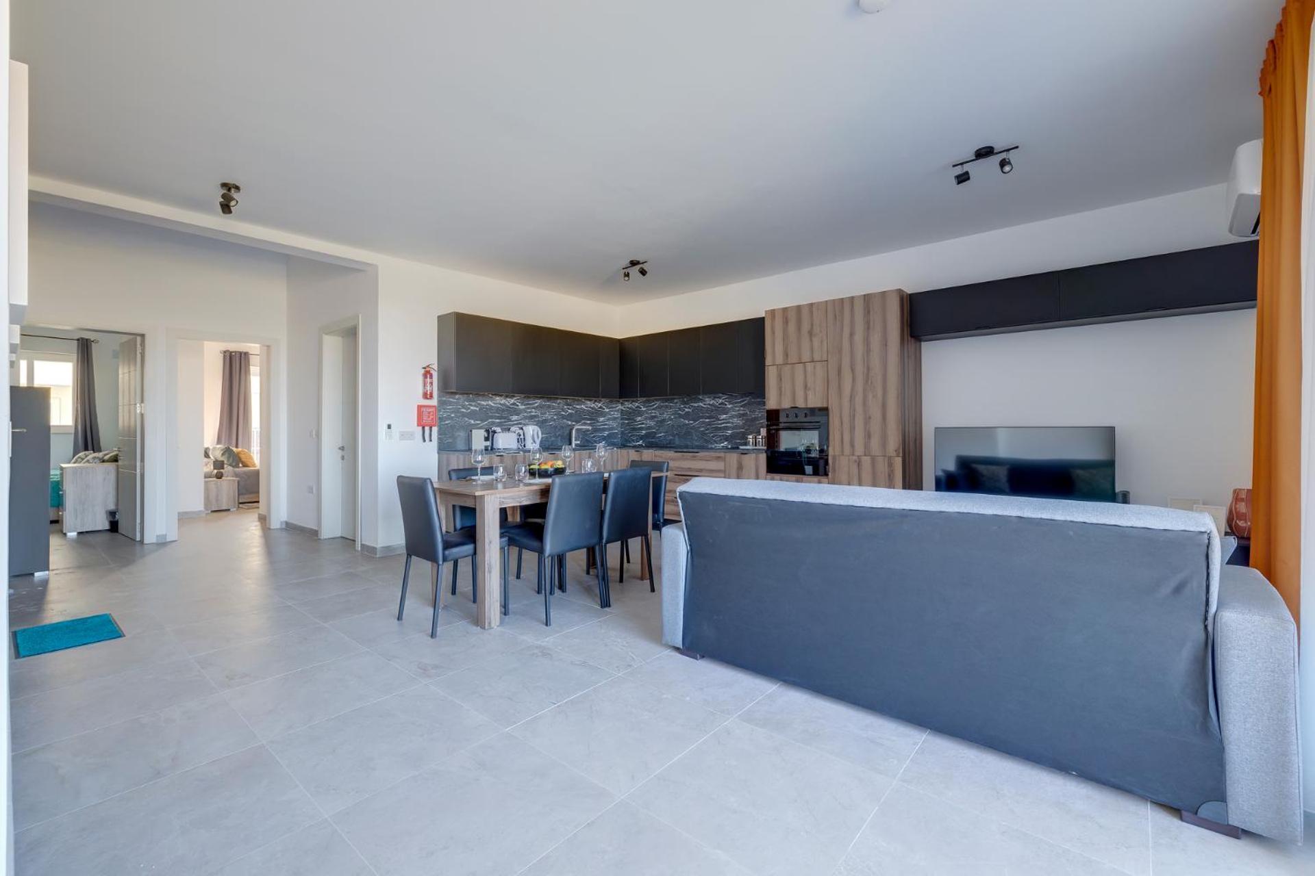 Salmar Court With Pool